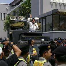 Dari Atas Mobil Polisi Risma Penuhi Tuntutan Sopir Angkot dan Buruh