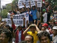 Buruh & Sopir Angkot Geruduk Balaikota Surabaya