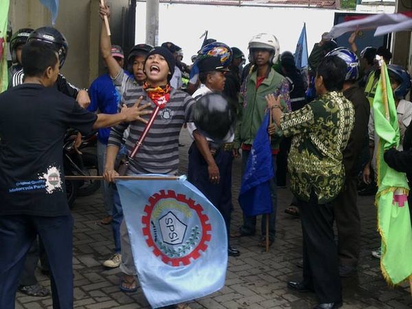 Buruh Sweeping Sesama Buruh