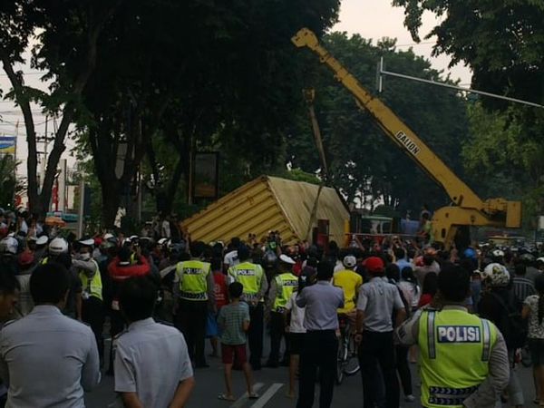Polisi Evakuasi Kontainer Yang Jatuh di Jalan Ahmad Yani