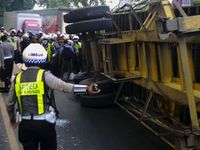 Kontainer Jatuh Timpa Pengendara Motor