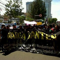 Massa Solidaritas Andri Tutup Jalan Depan Polrestabes