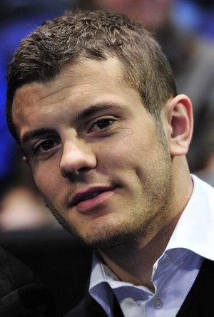 Kabar Baik dari Wilshere, Kabar Buruk dari Mertesacker