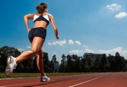 Terpaan Sinar Matahari di Kaki Wanita Hilangkan Selulit