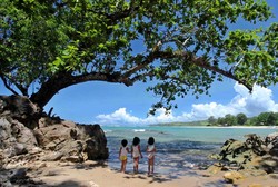 Mata Enggan Berkedip di Pantai Cikotok