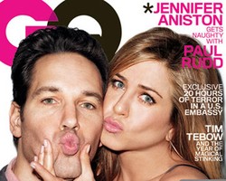 Peluk Suami, Jennifer Aniston Pose Seksi Pakai Bra
