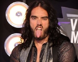 Cerai Dari Katy Perry, Russell Brand Cium Wanita Misterius