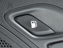 Bingung Cari Tuas Pembuka Tangki Bensin