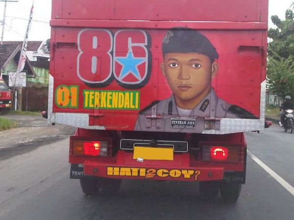 Karikatur Unik di Belakang Truk