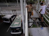 Meniti JPO Maut Dukuh Atas