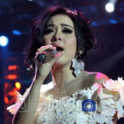 Syahrini Ingin Menikah Akhir 2012