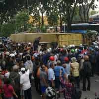 Muatan Kontainer Terguling Setelah Truk Hindari Tabrak Penyeberang Jalan