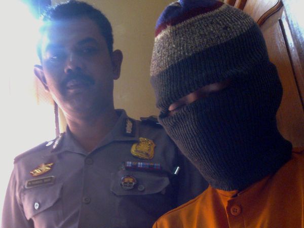 Tersangka Pembunuhan Dibawa ke RS