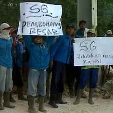 Pabrik Semen Gresik Didemo Pemulung