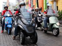 Komunitas Piaggio Rayakan Ultah di Panti Asuhan