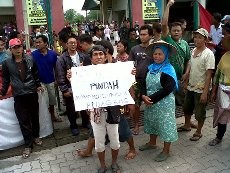 Tolak Dipindah, Pedagang Unggas Hadang Satpol PP Semarang