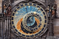 Prague Orloj, Benda Unik Sisa Era Gothic di Praha