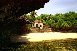 Masjid unik di Pantai Ngobaran