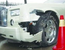 Tabrak Rolls-Royce, Seorang Pemuda Dituntut Ratusan Juta