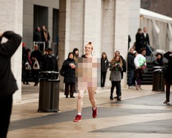 Sambil Lari, Wanita Pamer Payudara di New York Fashion Week