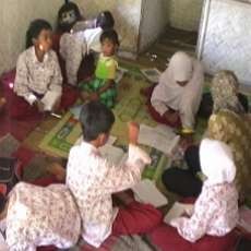 Atap Kelas Ambrol, Siswa Terpaksa Belajar di Rumah Warga