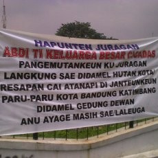 Sebarkan Ikan, Warga Tolak Pembangunan Gedung Baru DPRD Jabar
