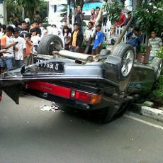 Pengemudi Mobil Terbalik Bantah Ngebut