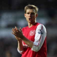 Mertesacker Bakal Absen Lama