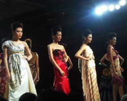 Batik Bergaya Urban di Fashion Show Lina dan Lim H.