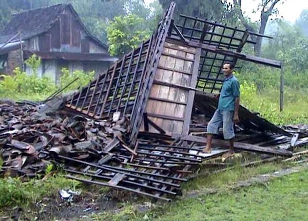 Puting Beliung Rusak Ratusan Rumah