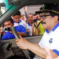 Gubernur Jajal Mobil Berbahan Bakar Tas Kresek Produk SMK