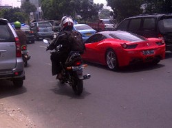 Pemilik Ferrari Merah Tidak Berniat Pamer Kendaraan di Tengah Kemacetan