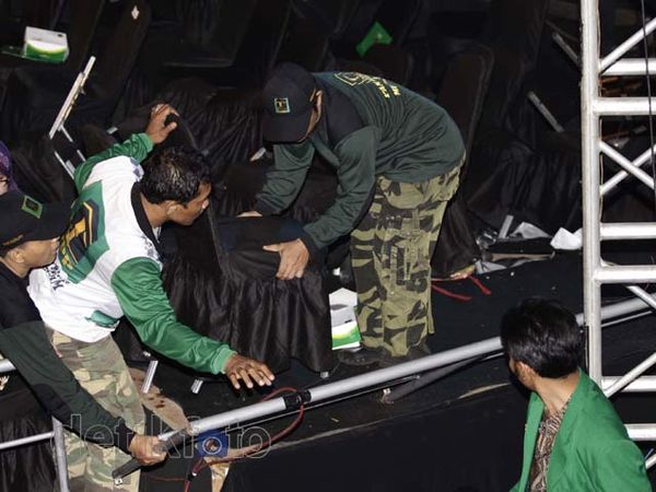 Brakkk !! Panggung PPP Roboh