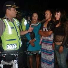Polisi Beri Sosialisasi Waria yang Mangkal di Prapat Kurung