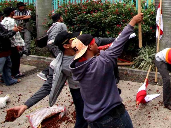 Tanah Liat Dilempar ke Gedung Kementrian BUMN