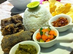 Makan dan Ngemil Asyik di Bistro Bergaya Retro Pop