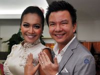 Senyum Bahagia Denada dan Jerry