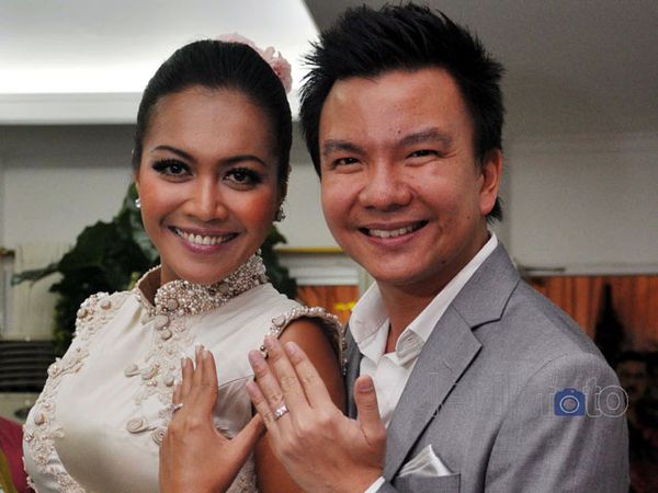 Senyum Bahagia Denada dan Jerry