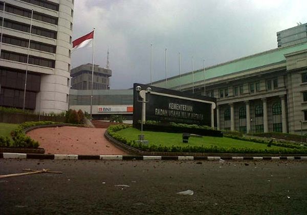 Kantor Dahlan Iskan Dilempari Tanah Liat 