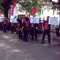 Puluhan Pedemo Lempari Tipikor Bandung dengan Telur