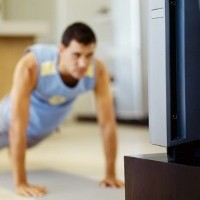 Ini Dia Gaya Nonton TV Nggak Bikin Gemuk