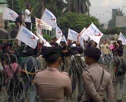 Pagi Ini Guru Honorer Kembali Demo Di Istana