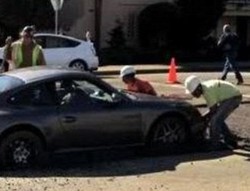 Meleng Lihat Jalanan, Porsche Terjebak di Semen Basah