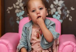 Bayi Berwajah Serius dan Tak Pernah Bisa Senyum