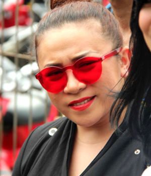 Kacamata Merah Melly Goeslaw