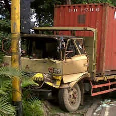 Rem Blong, Truk Trailer Tabrak Traffic Light