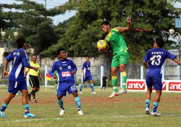 Persitara Takluk di Kandang Sendiri