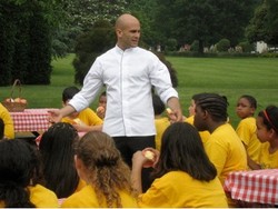 Chef Gedung Putih Bantu Michelle Kampanyekan Makanan Sehat