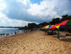 Menikmati Pantai Indrayanti dari atas tebing batu karang