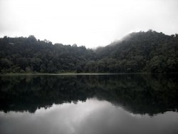 Heningnya Alam di Danau Ranamese, NTT